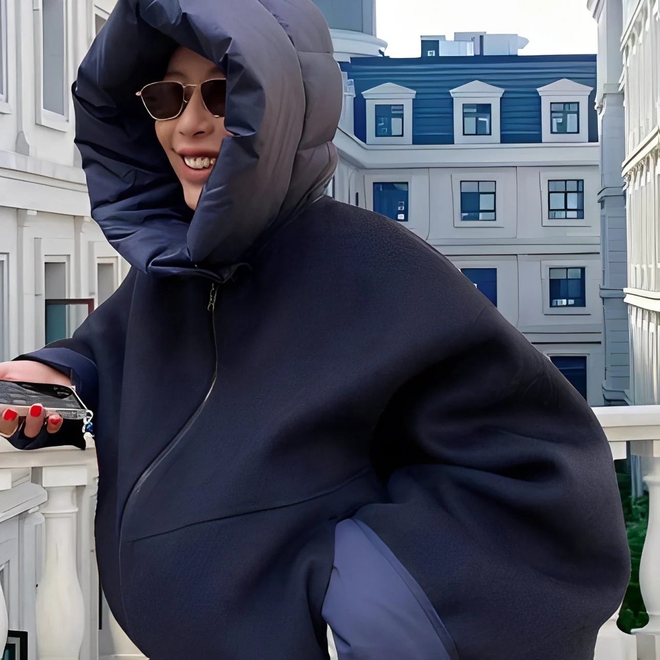 Alexa - Grande veste en laine avec capuche pour femmes – Image 3