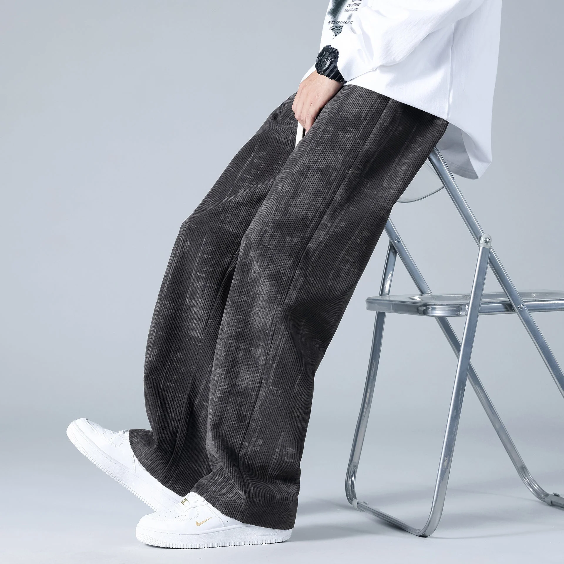 Larry - Pantalon de jogging en velours côtelé chic et spacieux pour hommes – Image 5