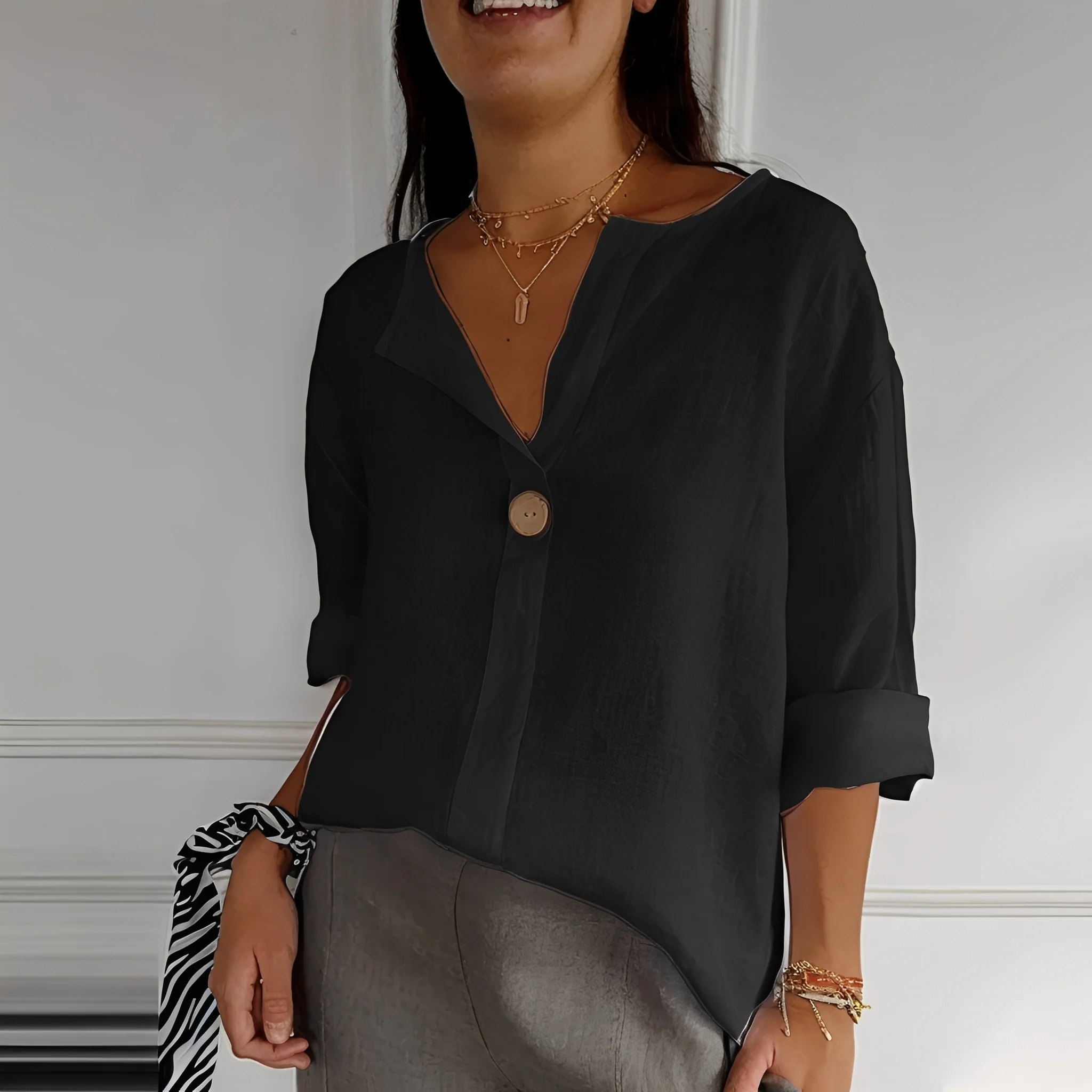 Noémie - Chemisier léger à col en V pour femme – Image 7