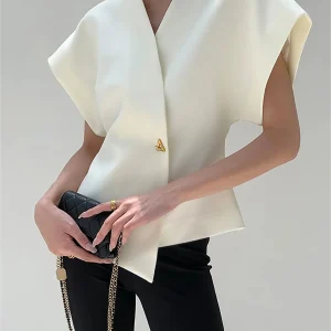 Leonie - Blouse avec col en V et rangée de boutons