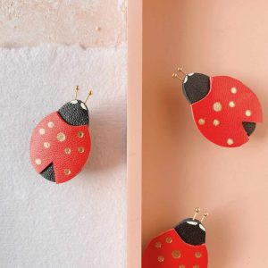 La belle coccinelle – broche en cuir