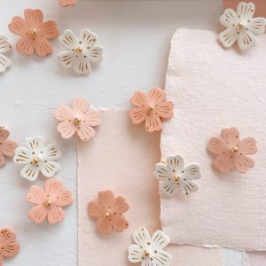 La fleur de cerisier – broche en cuir