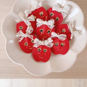 La pomme d’amour – broche en cuir