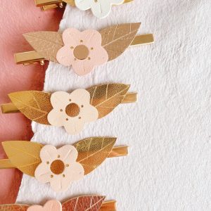 La fleur de cheveux – pince en cuir