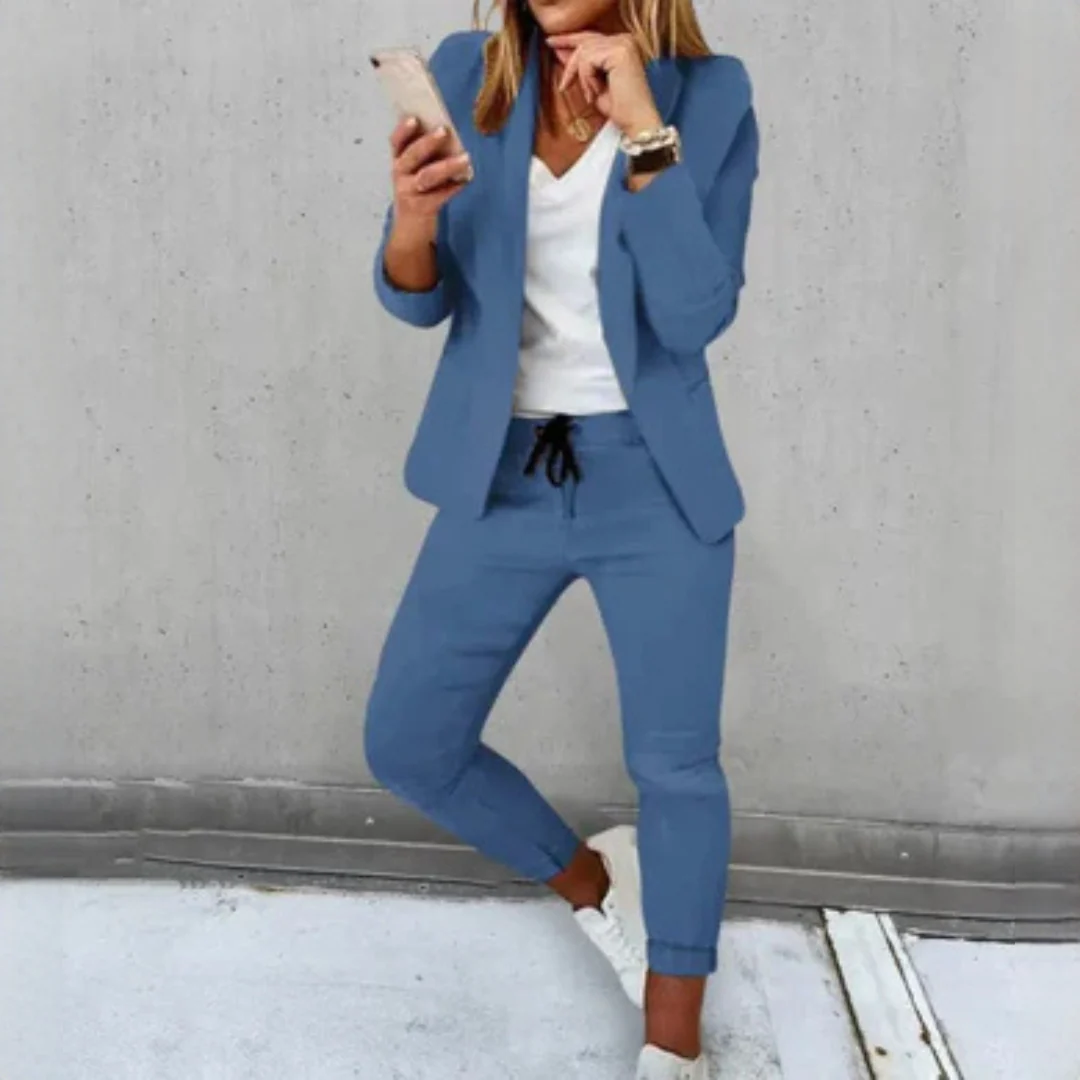 Kristita - Ensemble blazer et pantalon ajustés pour femmes – Image 2