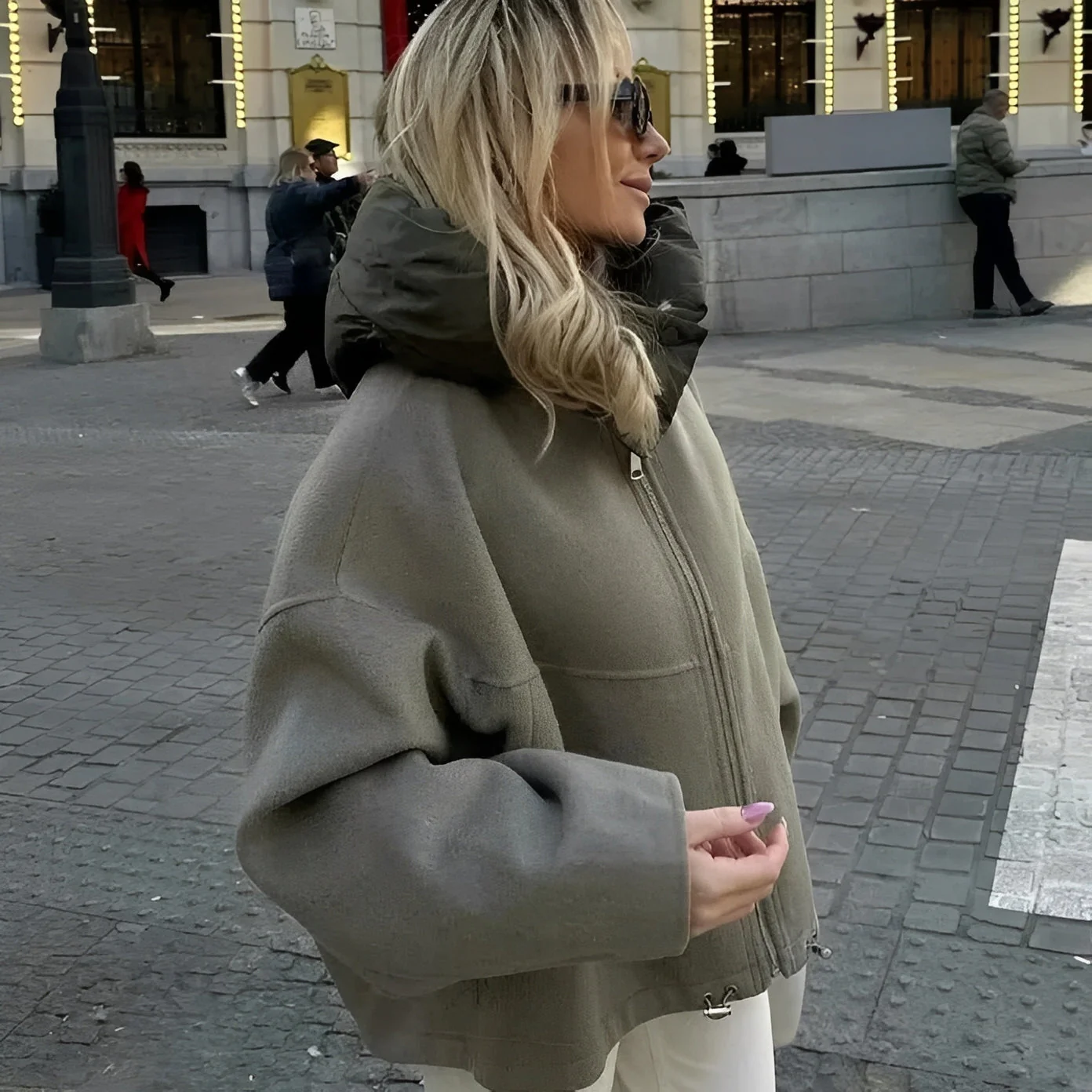 Alexa - Grande veste en laine avec capuche pour femmes – Image 2