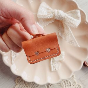 L’adorable cartable – porte clé ou broche en cuir