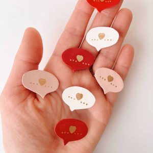 Les mots doux – pin’s en cuir